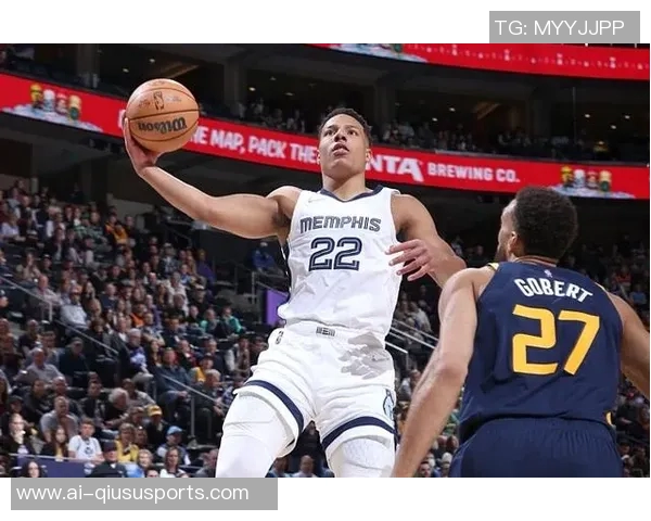 戈贝尔表现惊艳超高效两双数据14分12板1助2帽助球队获胜